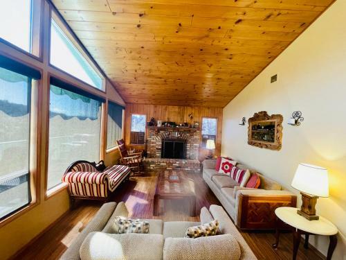 Sunset Mountain View Retreat W/ 2 Living Rooms