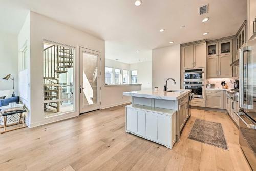 Apartamento Luxe Retreat With Rooftop Less Than Half Mi To Beach!