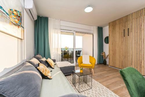 Blue Waves, Beachfront Modern Apartment
