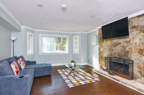 Executive 2 Bed 1 Bath Spacious & Centrally Located Suite.