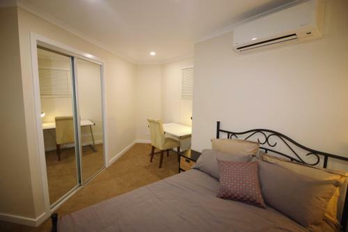 Hostal Silver House - Melbourne Airport Accommodation