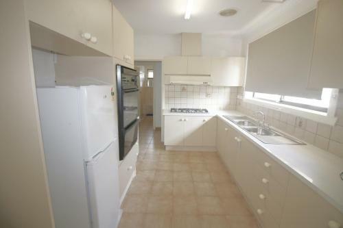 Hostal Sunny House - Melbourne Airport Home