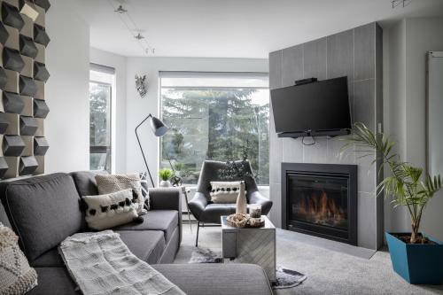 The Modern Whistler Apartment - Ski-in Ski-out