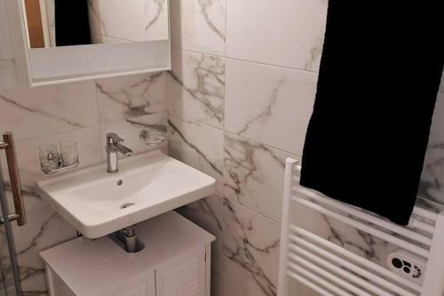Elegant Studio Fully Furnished Apartment! @z�rich 4
