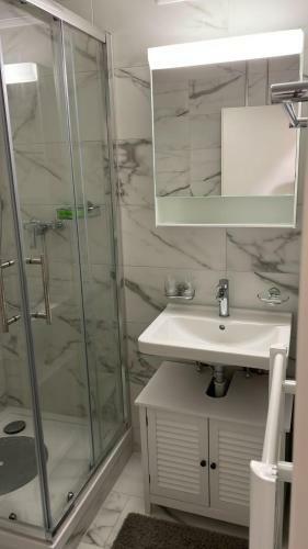 Elegant Studio Fully Furnished Apartment! @z�rich 4