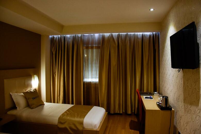 Sky 2 Hotel