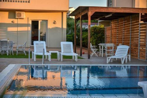 Mariza's Beachfront Apartment With Pool