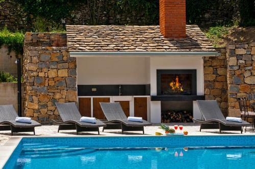 Luxury Villa Mosor, Heated Pool Whirpool, Near The See