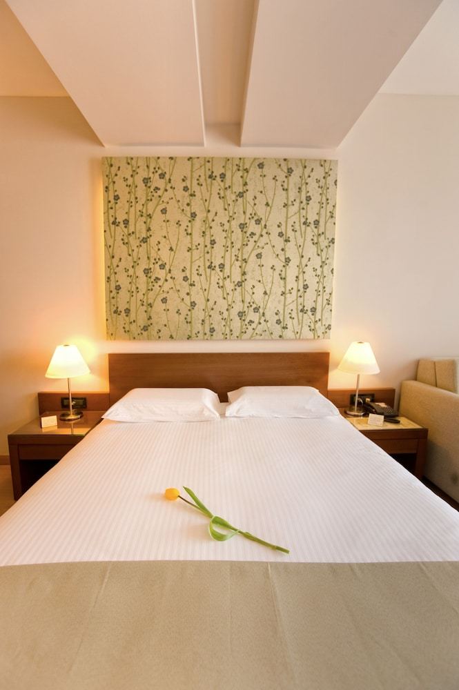 Hotel Pharae Palace