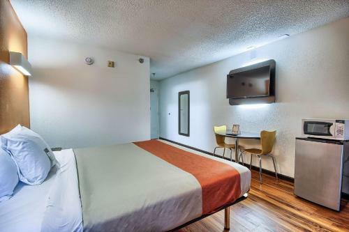 Motel 6 Columbus West