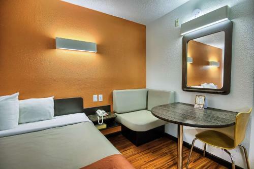 Motel 6 Columbus West