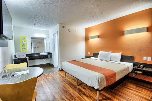 Motel 6 Columbus West