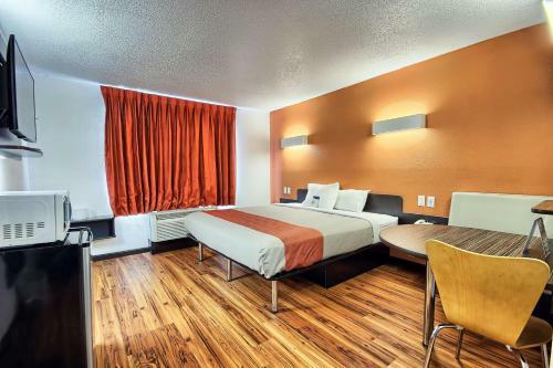 Motel 6 Columbus West