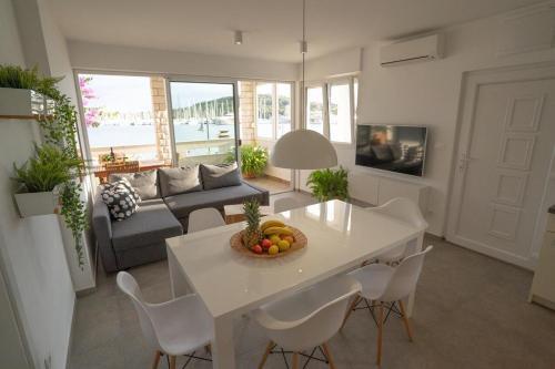 Apartments By The Sea Rogoznica - 18746