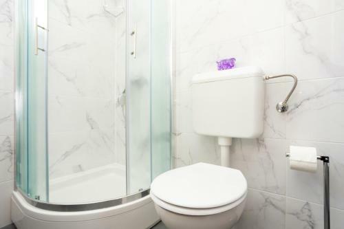 Apartman Luni S Bazenom