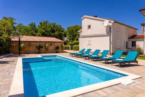 Apartman Luni S Bazenom