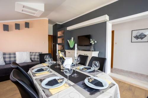 Apartman Luni S Bazenom