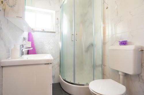 Apartman Luni S Bazenom