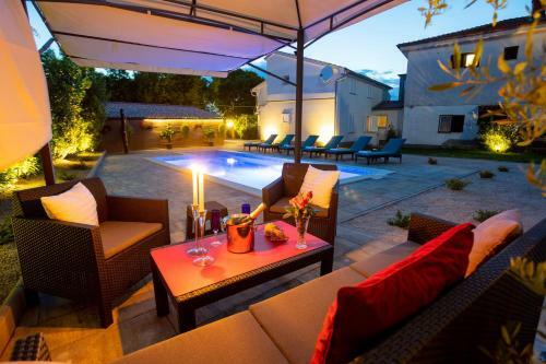 Apartman Luni S Bazenom