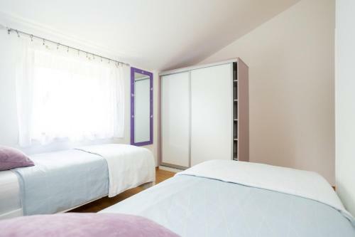 Apartman Luni S Bazenom