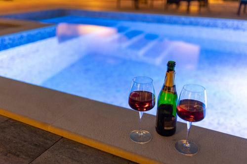 Apartman Luni S Bazenom