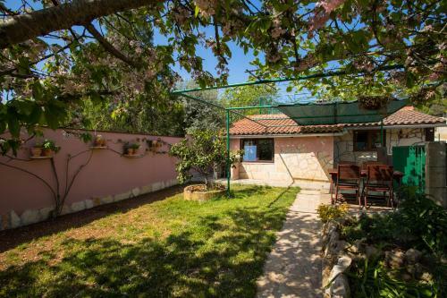 House Rabota Pula