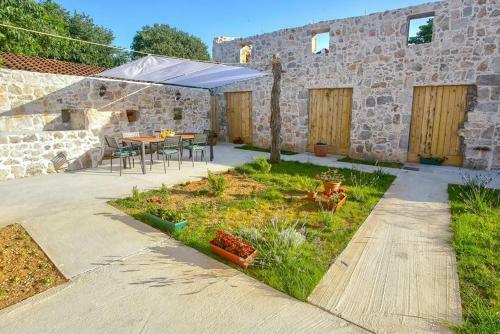 Villa Heritage House Vrime - Stone House With Heated Pool