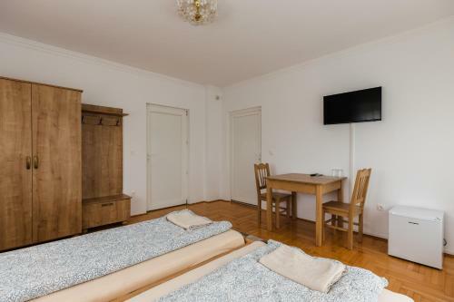Hostal Airport Jazmin Guesthouse