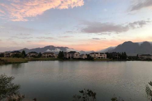 Villa Beautiful Modern Lake House With Spectacular Views