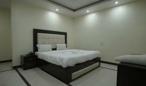 Hotel Paradise By Wb Inn