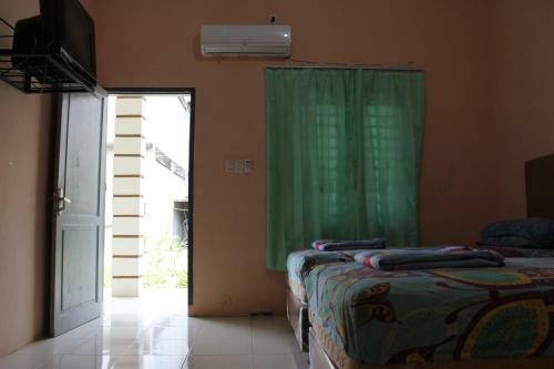 Hostal Penginapan Transit Tomato