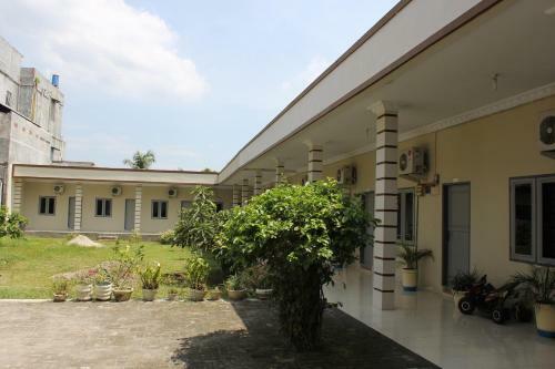 Hostal Penginapan Transit Tomato
