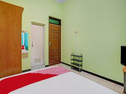 Hotel Oyo 90611 Griya Kutisari V Residence