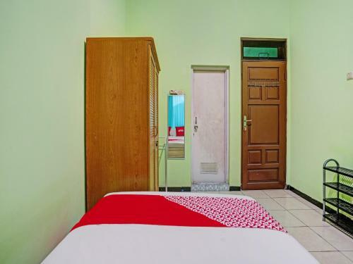 Hotel Oyo 90611 Griya Kutisari V Residence