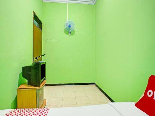 Hotel Oyo 90611 Griya Kutisari V Residence