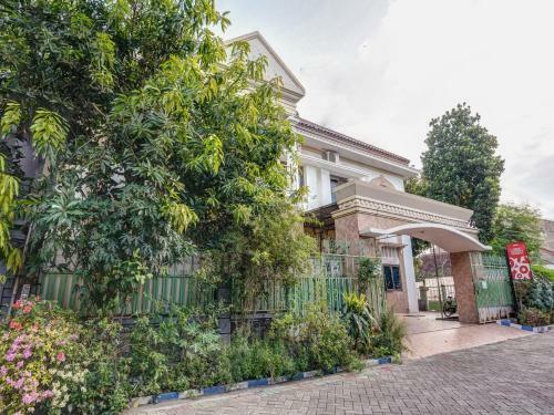 Hotel Oyo 90611 Griya Kutisari V Residence