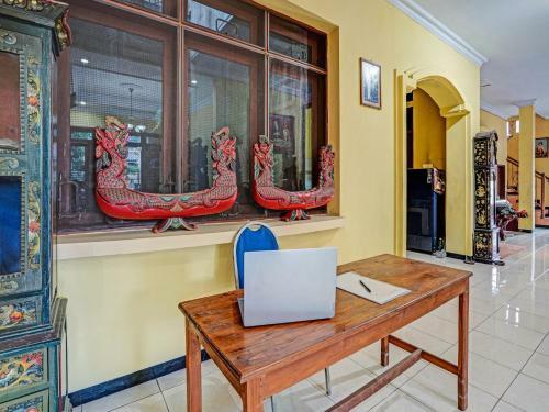 Hotel Oyo 90611 Griya Kutisari V Residence