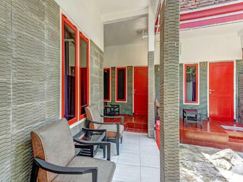 Oyo Flagship 90717 Hotel Kalimantan Surabaya