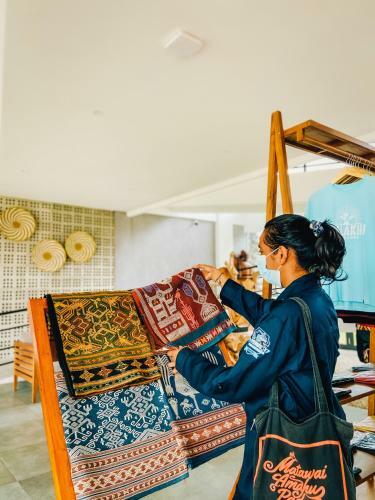 Kambaniru Beach Hotel And Resort