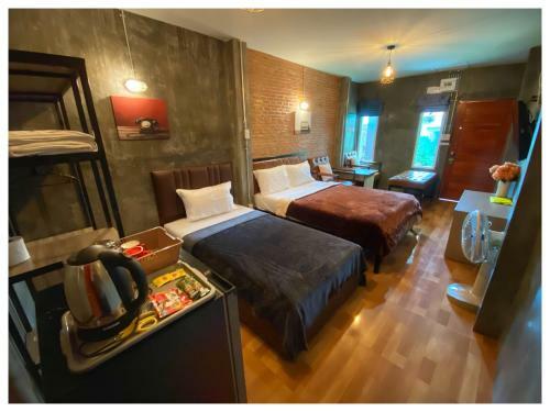 Hostal The One House