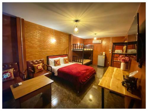 Hostal The One House