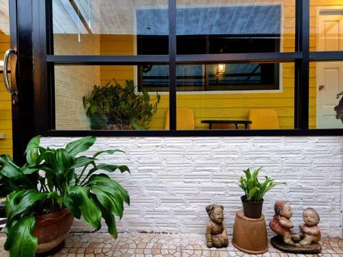 Hostal The One House