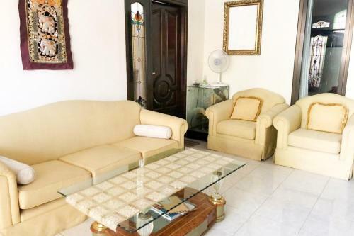 Hotel Yellow House Surabaya Redpartner