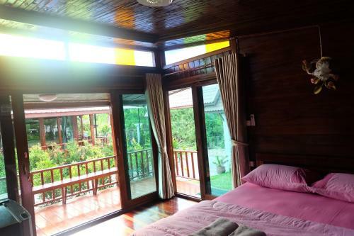 Hostal Ruen Orathai Resort