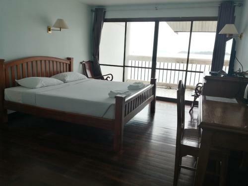 Hotel Jansom Beach Resort