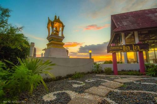 Hotel Jansom Beach Resort