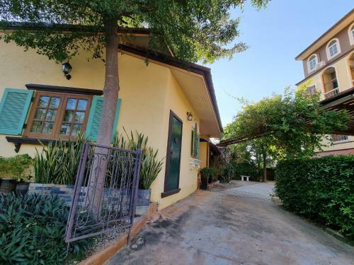 Bed & Breakfast Kireeya Villa