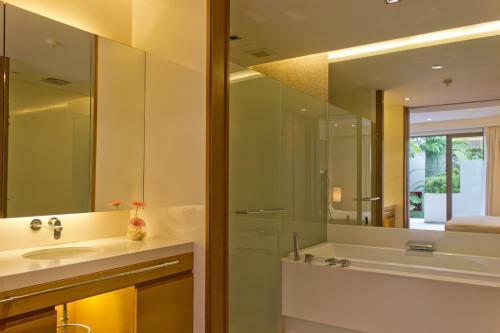 Pearl Of Naithon - Beachfront Apartments
