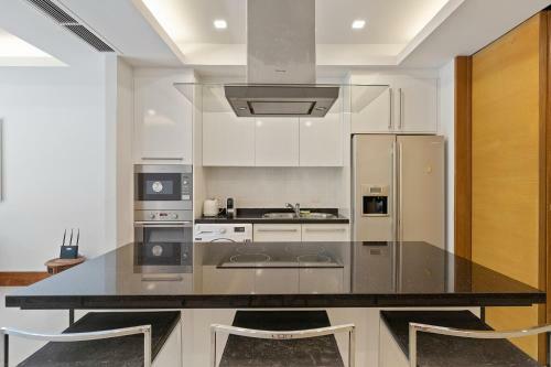 Pearl Of Naithon - Beachfront Apartments