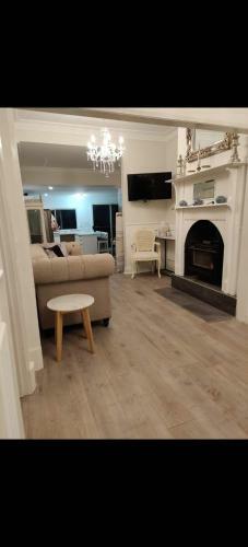 Touch Of Luxury In Works,payment Onsite Or Call Ahead